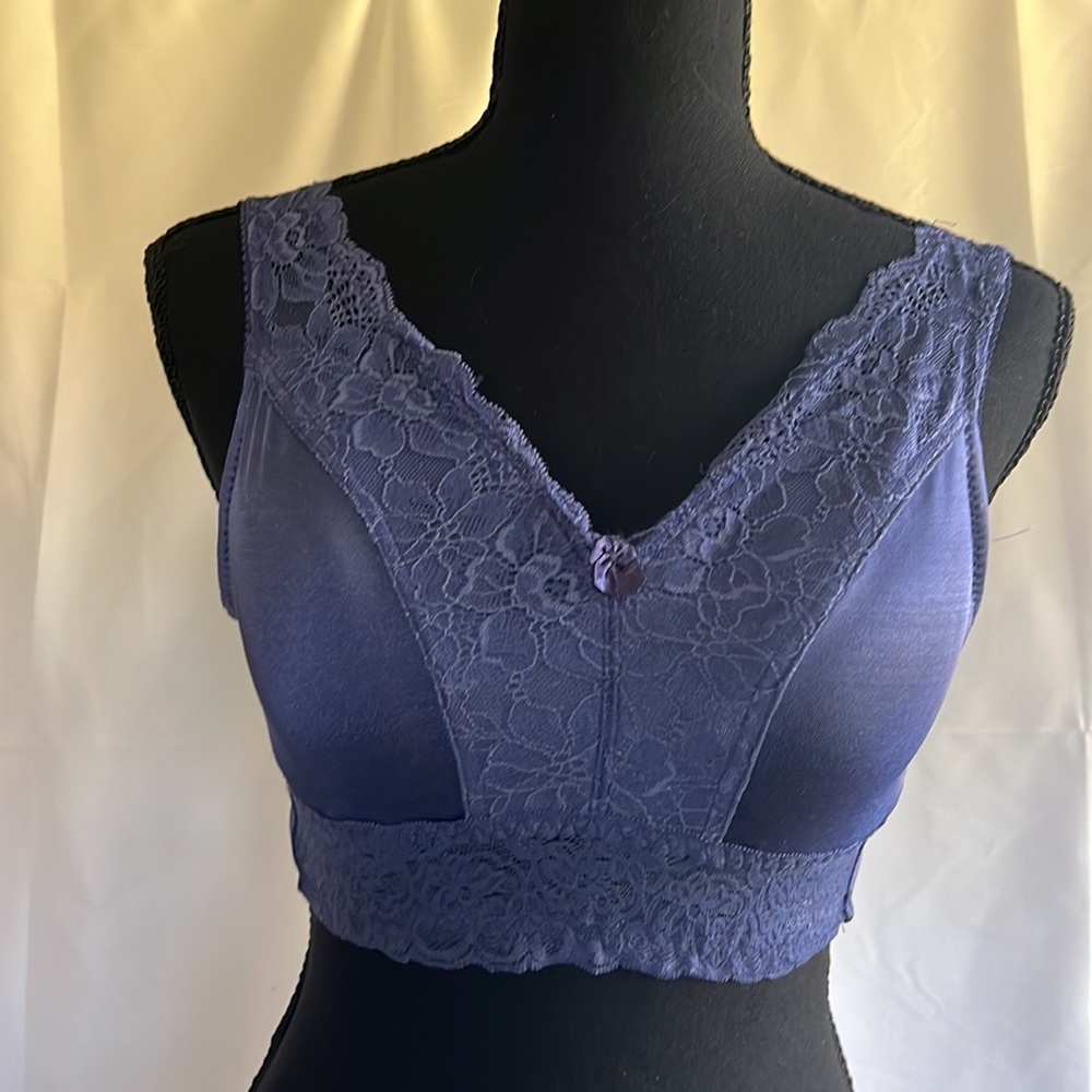 Brand new with no tags Rhonda Shear lace trimmed bras. Size small - Picture 4 of 12